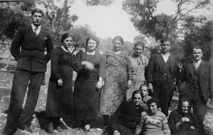 Επίσκεψη συγγενών και φίλων του Λινάρδου Καραπιπέρη σε στρατόπεδο που υπηρετούσε σαν κληρωτός