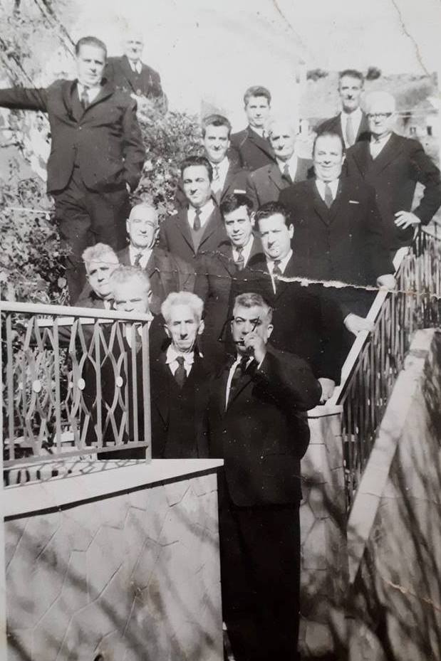 Παρέα στις σκάλες του σπιτιού του Χρήστου Σαρρή σε κάποια γιορτή